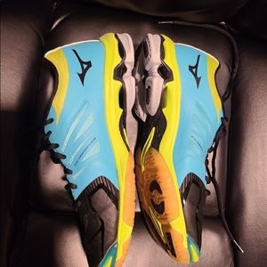 Women’s Mizuno Wave lightning z2 Shoes- Nearly New